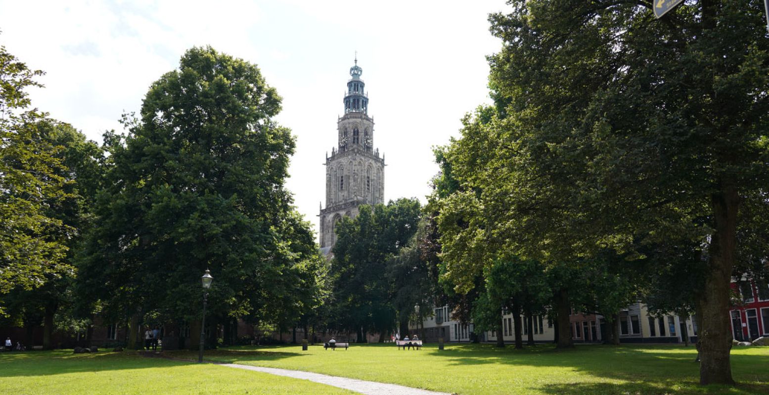 Overal torent d' Olle Grieze, oftewel de Martinitoren, bovenuit in het centrum van Groningen. Foto: André Löwenthal