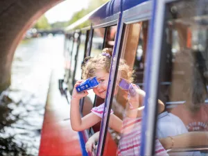 Ook de kinderen vermaken zich aan boord. Foto: Blue Boat Company