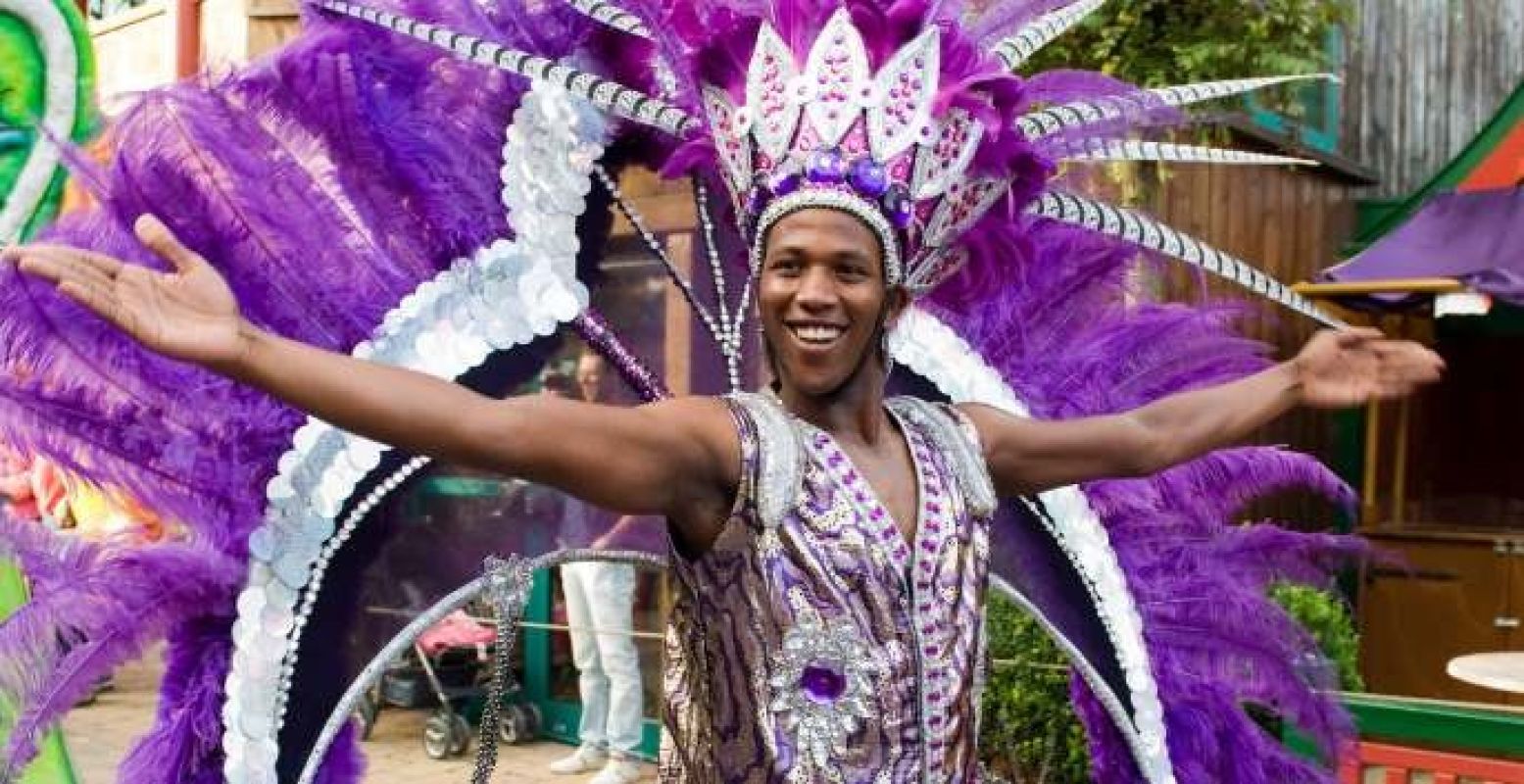 De bonte carnavalsparade Mardi Grass gaat van start! Foto: Attractiepark Slagharen