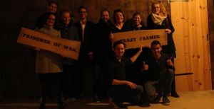 Over de foto: Cheese! Na de overwinning - of een mislukte ontsnappoging - zet Escape Room Wageningen iedereen op de foto. Zie hier het DagjeWeg.NL team! Foto: Escape Room Wageningen. Cheese! Na de overwinning - of een mislukte ontsnappoging - zet Escape Room Wageningen iedereen op de foto. Zie hier het DagjeWeg.NL team! Foto: Escape Room Wageningen.