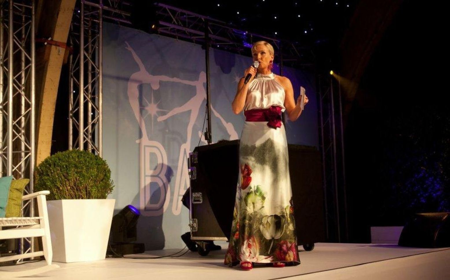 Anita Witzier presenteert het HDI Gala in een jurk van Covers Couture. Foto: HDI.