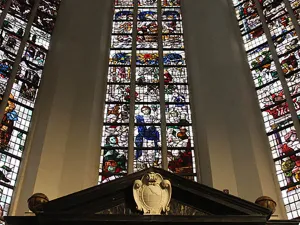 Elk raam vertelt een eigen Bijbels verhaal. Foto: DagjeWeg.NL.