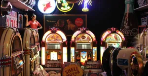 Bewonder vintage Amerika in retrowinkel Bennies Fifties Voor bezoekers draaien ze bij Bennies Fifties graag een plaatje uit de jukebox. Foto: Redactie DagjeWeg.NL.
