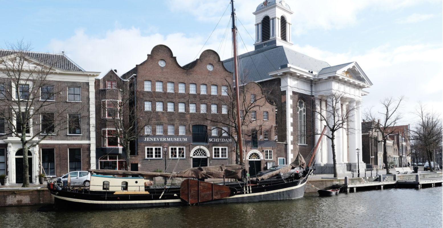 Het Nationaal Jenevermuseum ligt fraai aan het water. Foto: Titia Hahne.