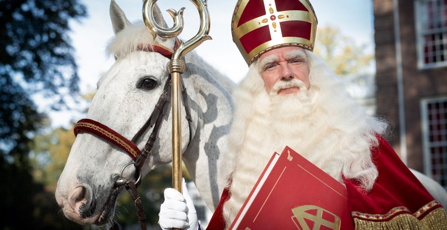 Sinterklaas en zijn paard Ozosnel. Foto: © NTR