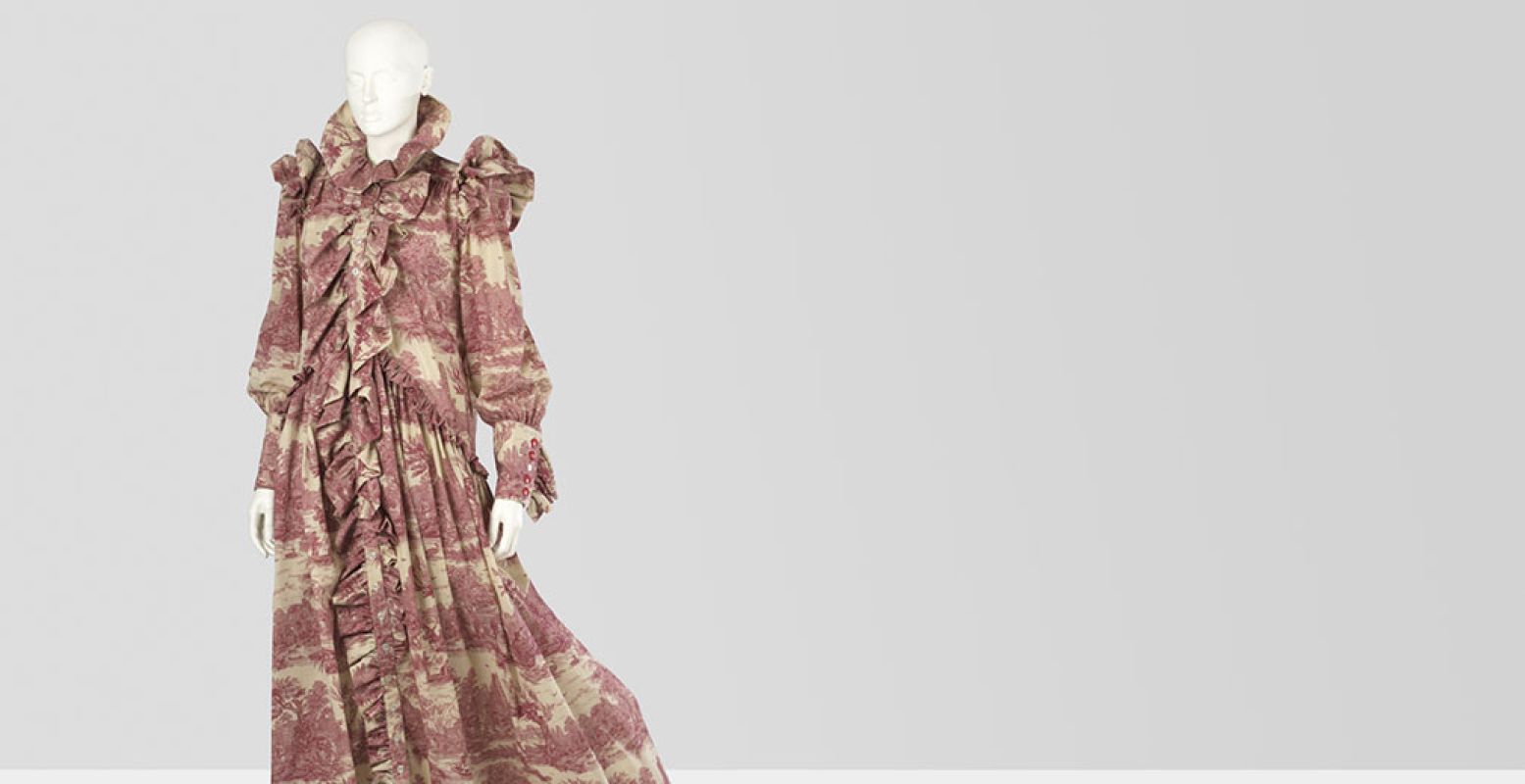 Toile de Jouy jurk uit collectie Wardrobe Three 2016, van Ronald van der Kemp. Collectie Centraal Museum Utrecht; aankoop 2017. Foto: Image & copyrights CMU / Adriaan van Dam 2017.