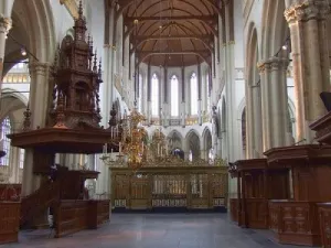 Gluren bij de troon in de Nieuwe Kerk