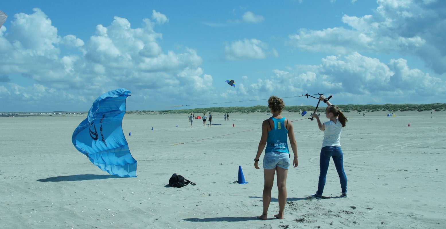 Niet te hard sturen, want de kite stort zo weer neer. Foto: DagjeWeg.NL.
