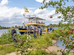 De Blauwe Bever Meer aan voor een safaritocht. Foto: Stichting Rijnoevervaarten