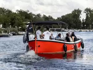 Ontdek Rotterdam en omgeving met een boot. Foto: Bootverhuur De Admiraal