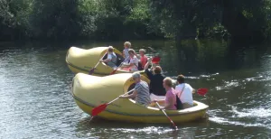 Spetterende watersporten in Nederland Peddel over de Apeldoornse wateren in een klomp! Foto: Vadesto Klompenboottocht