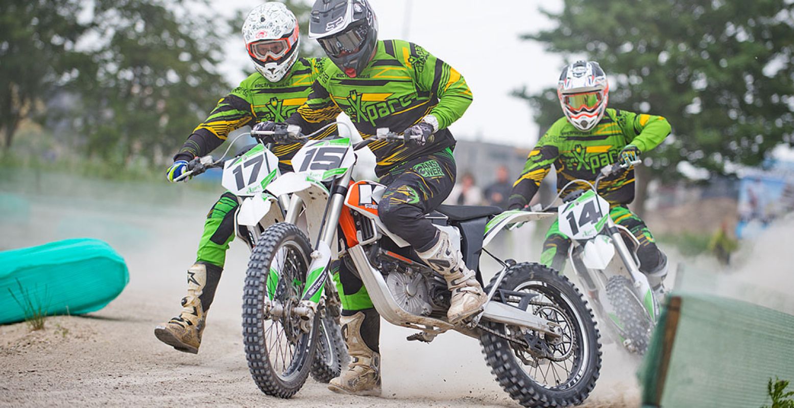 Crossen als een pro doe jij natuurlijk zo! Zelfs als je nog nooit op een motor hebt gezeten cross je als de beste op Electrocrosspark Wanroij. Foto: ee-Xparc NL