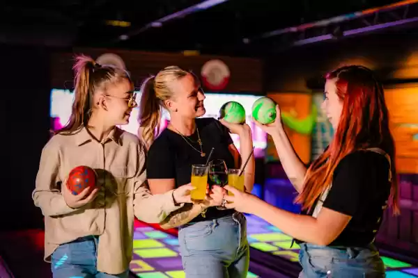 Hollywood Entertainment Center Enschede Combineer het flitsende Duckpin Bowling met een hapje en een drankje. Foto: Hollywood Entertainment Center
