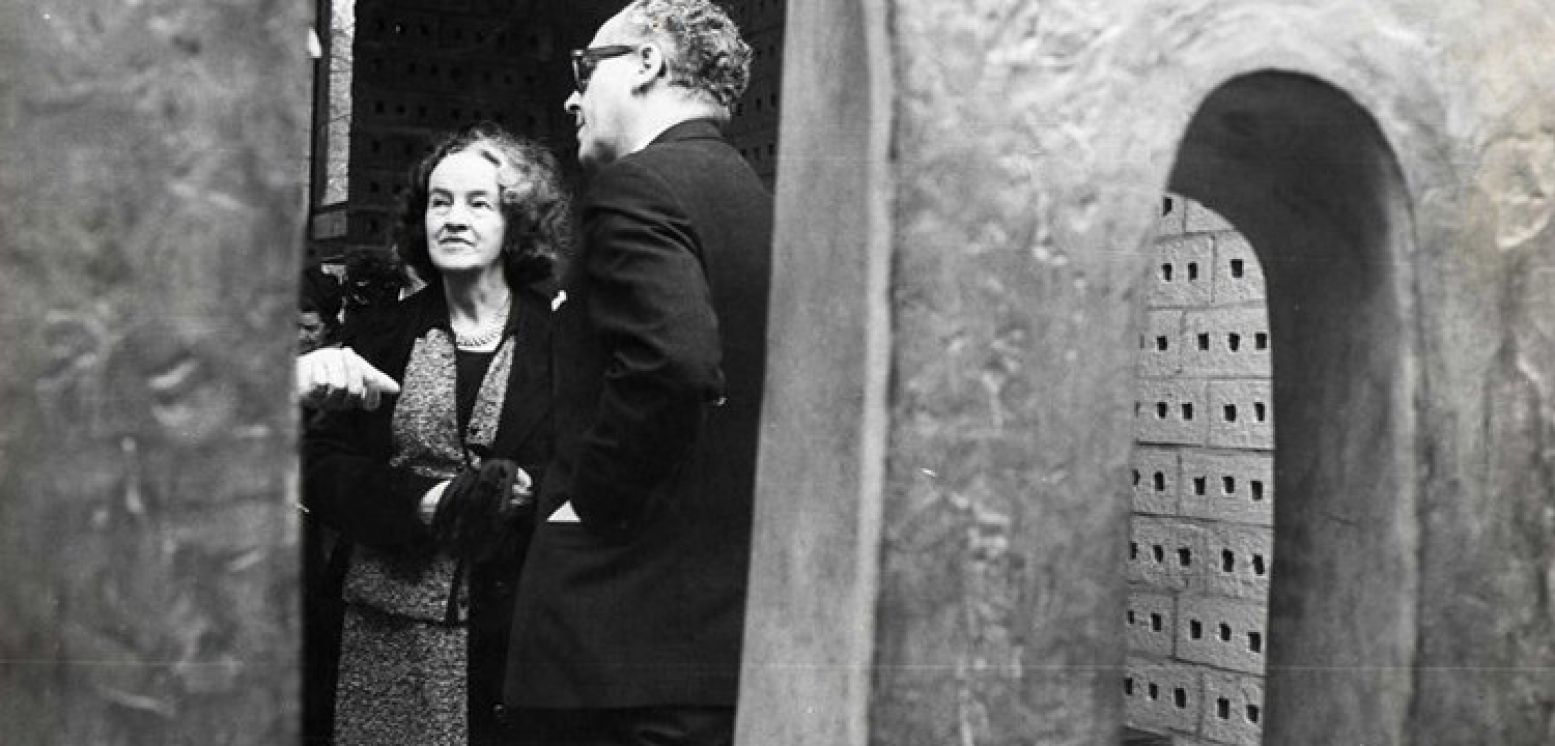 Barbara Hepworth in het Kröller-Müller Museum in 1965.