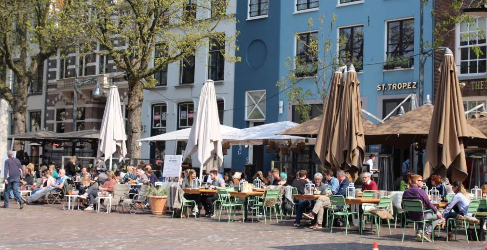 Op plein Brink barst het van de terrasjes. Foto: Redactie DagjeWeg.NL