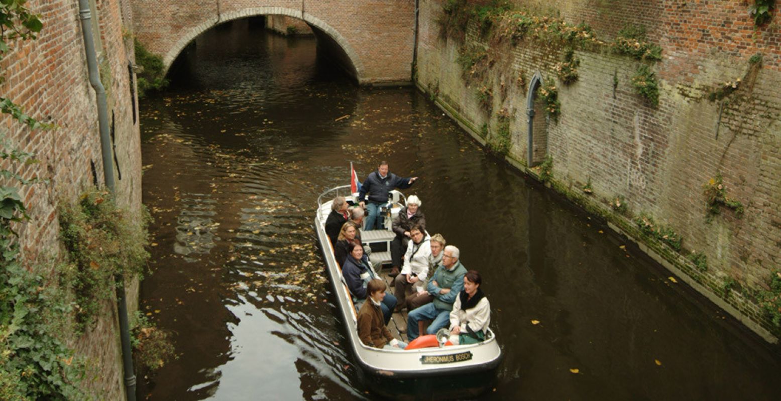 Een van de populairste uitstapjes in Den Bosch: een rondvaart over de Binnendieze. Foto: Kring Vrienden van 'sâ€‘Hertogenbosch, Studio Van Elten 's-Hertogenbosch