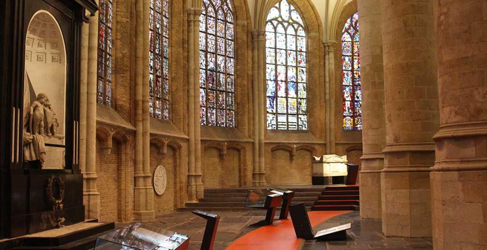 Een prachtig gezicht: de ramen in de Nieuwe Kerk omlijsten de historische, oranje route die je kunt volgen. Foto: DagjeWeg.NL.