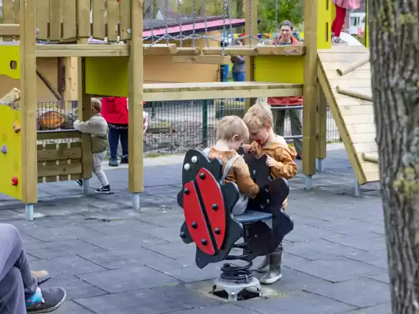 Kinderen vermaken zich volop op kinderboerderij IJsselstee! Foto: Natuurkwartier Nieuwegein © Maartje Kuperus