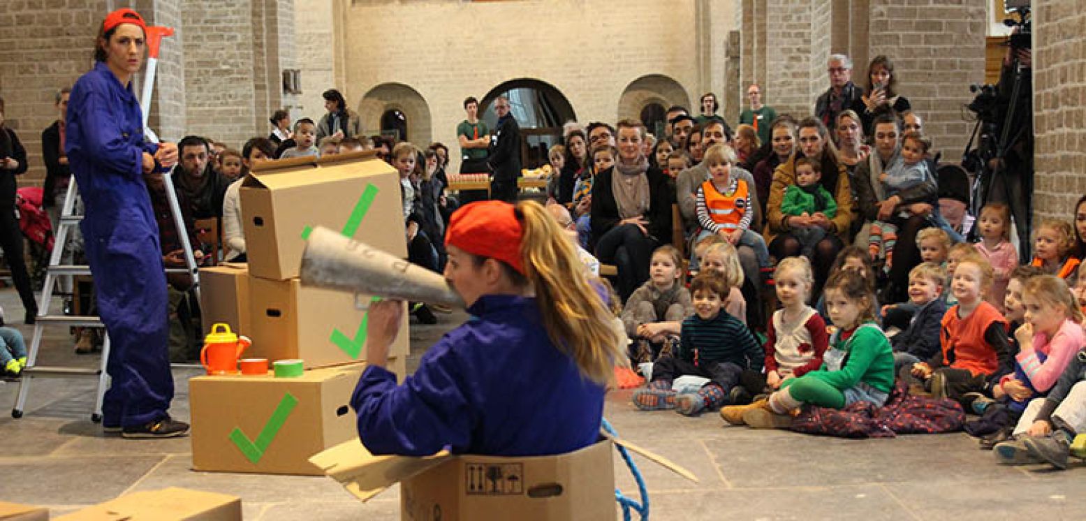 Verhuizers Spik en Span zoeken de sleutel van het nijntje museum. Foto: Linda Morren.