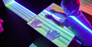 Presence is futuristische speeltuin in Groninger Museum De tentoonstelling is ook heel leuk voor kinderen. Foto: Groninger Museum © Daan Roosegaarde.