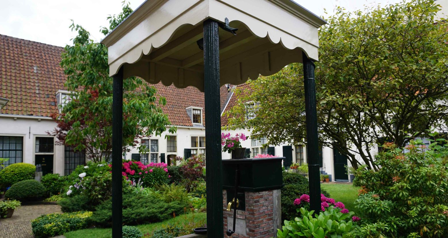 Beleef de rust en de schoonheid van het Bakenesserhofje in Haarlem. Foto: © DagjeWeg.NL
