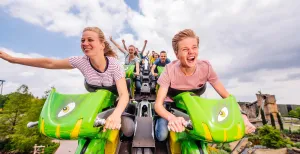 Top 10 leukste achtbanen Sjees over de achtbaan alsof je op een motor ligt in de Booster Bike. Foto: Attractiepark Toverland © Kris Van de Sande