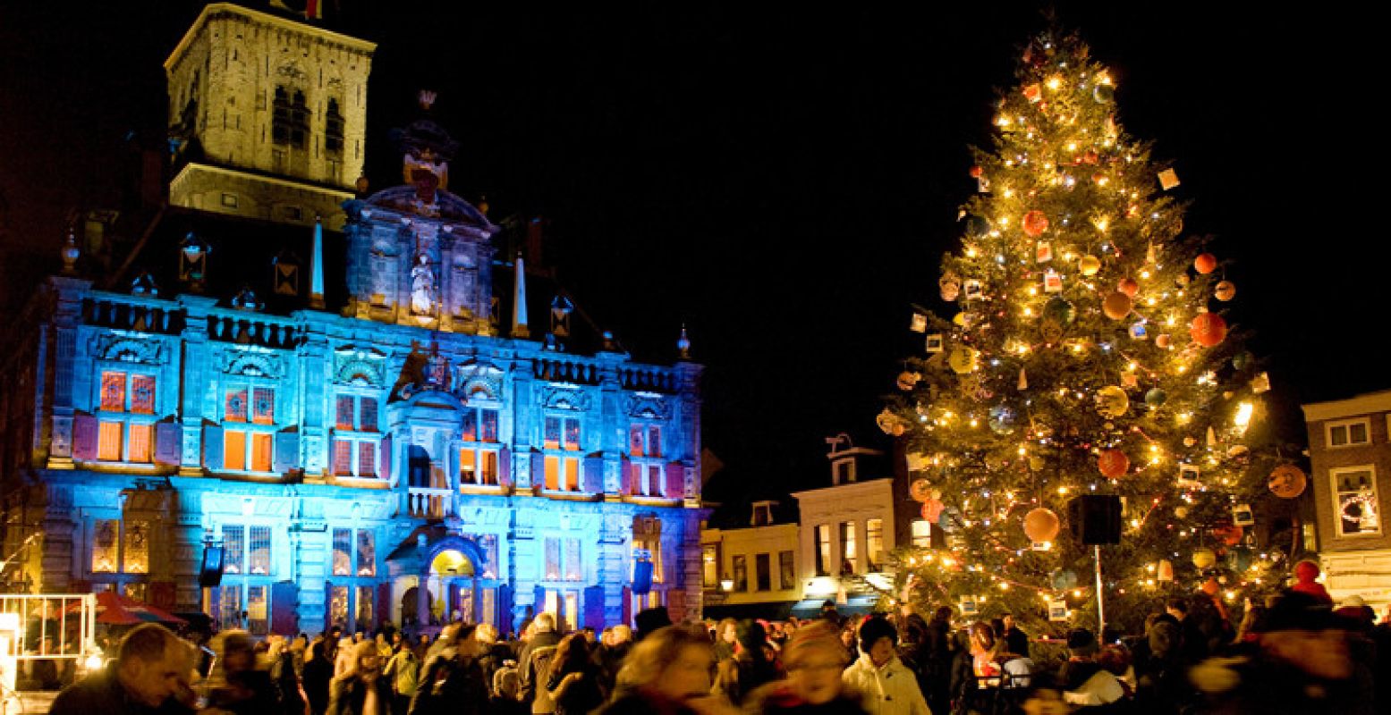 De reusachtige Nordmannboom straalt op de Markt in Delft. Foto: Evenementenbureau Delft en De Burgemeesters.