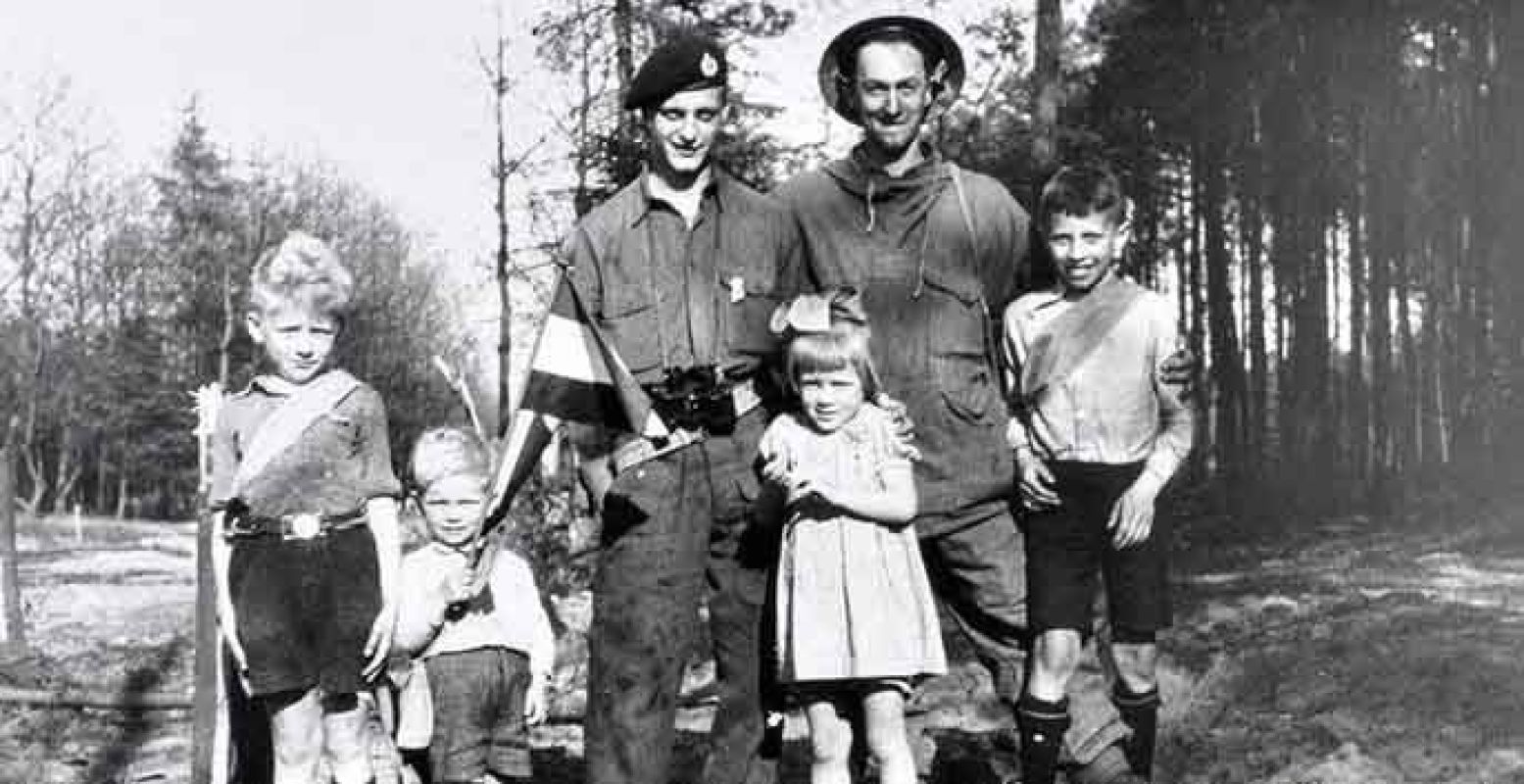 Kinderen en de bevrijders. Foto: G. Barry Gilroy; CODA Museum