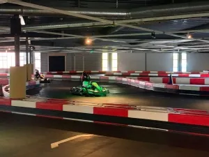 Wie zet de snelste tijd op de kartbaan neer? Foto: DagjeWeg.NL.