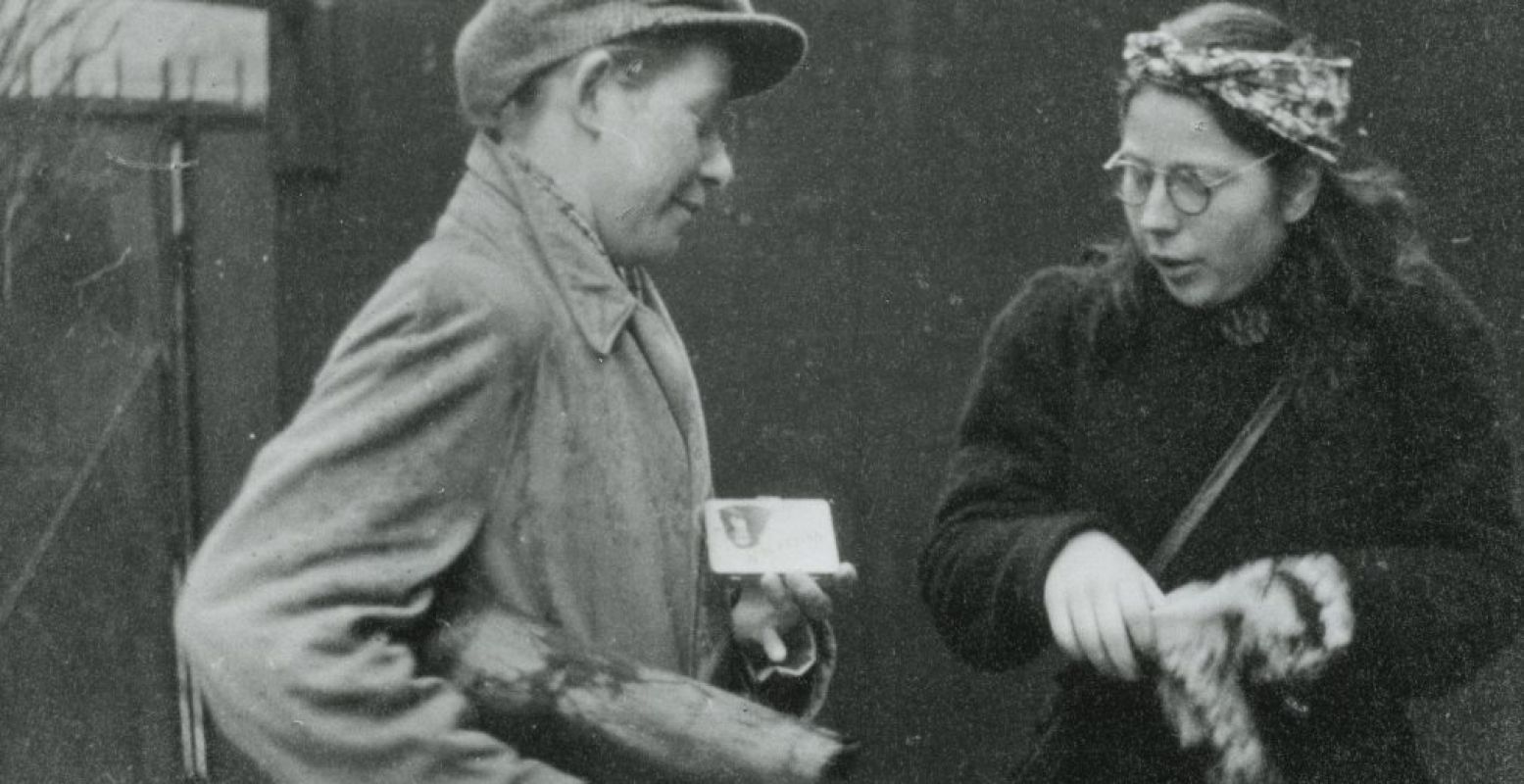 Truus en Hannie verkleed als stelletje, vlak voor een aanslag, 1944. Foto: Museum Haarlem