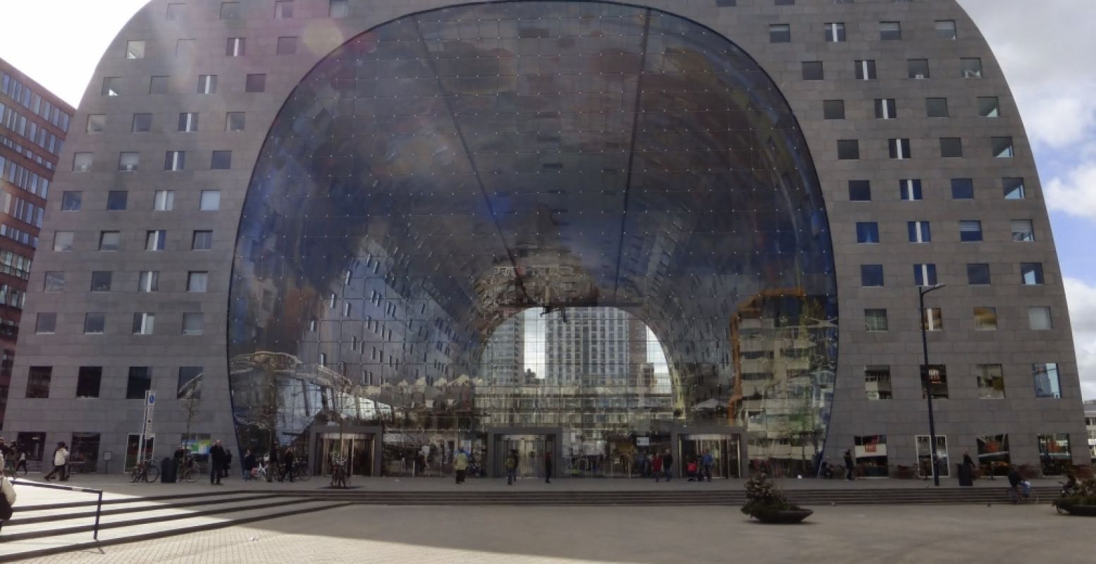 De Markthal, vol kraampjes en eetgelegenheden. Foto: Henk Arendse.