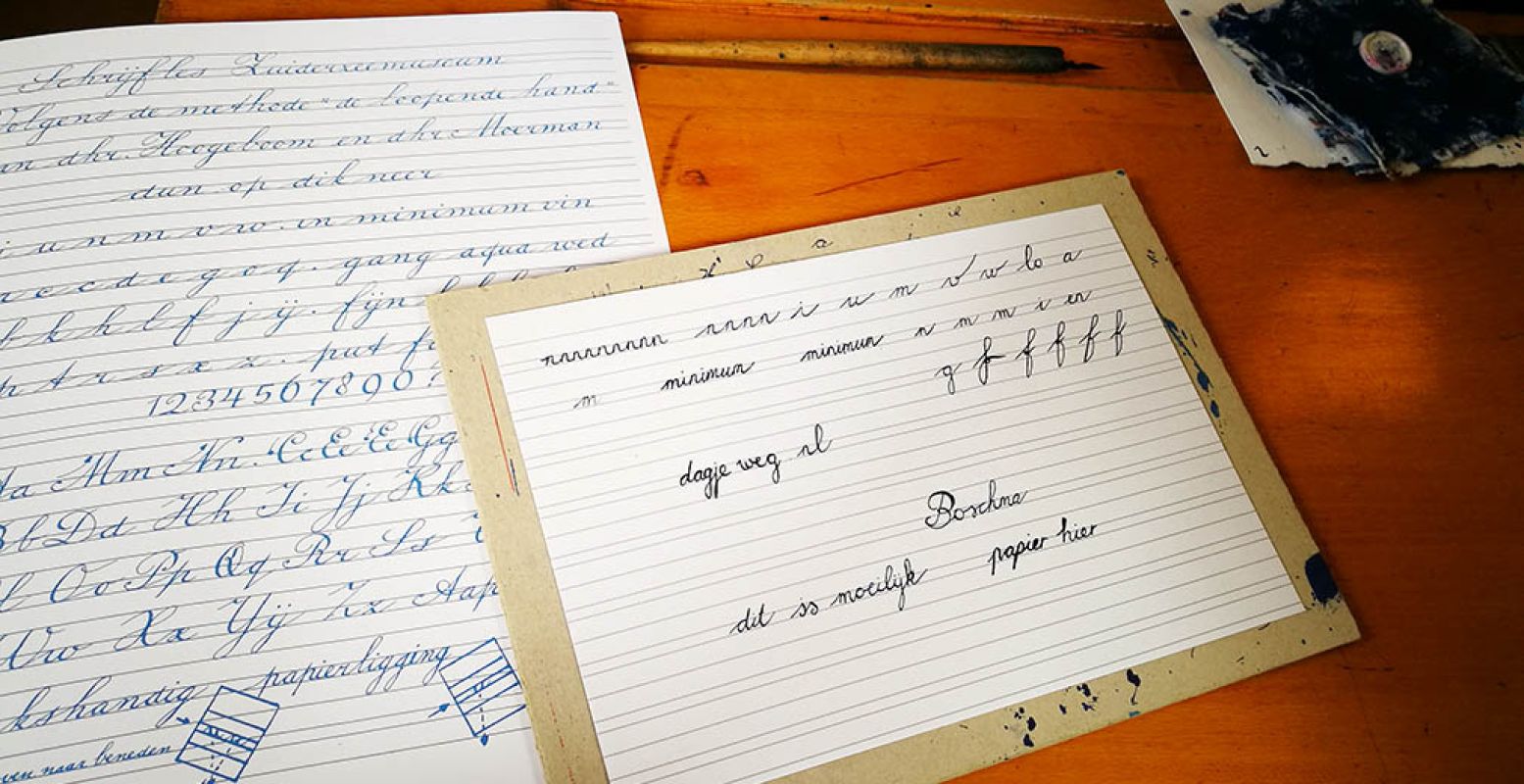 Best lastig, schrijven met een kroontjespen. Het resultaat neem je mee naar huis. Foto: DagjeWeg.NL.