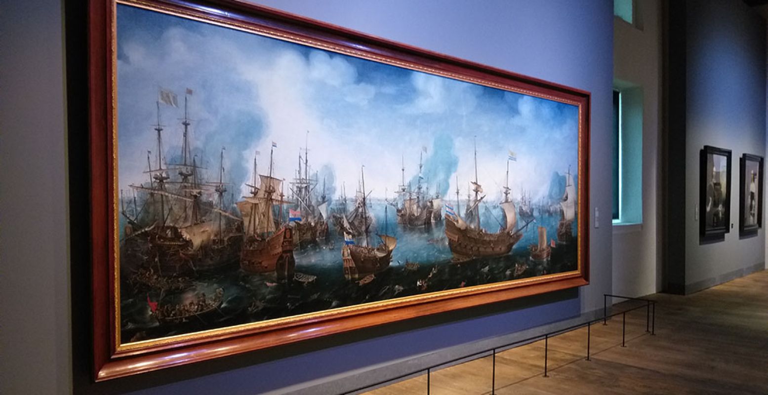 Het eerste wat je ziet op de expositie  Republiek aan zee  is een groot en indrukwekkend schilderij van Cornelis Claesz. van Wieringen: de Zeeslag bij Gibraltar. Foto: Het Scheepvaartmuseum