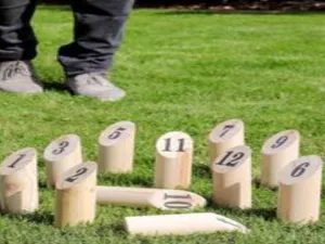 Ontspan tijdens een potje Zweedse KUBB. Foto: AvonturenEvents