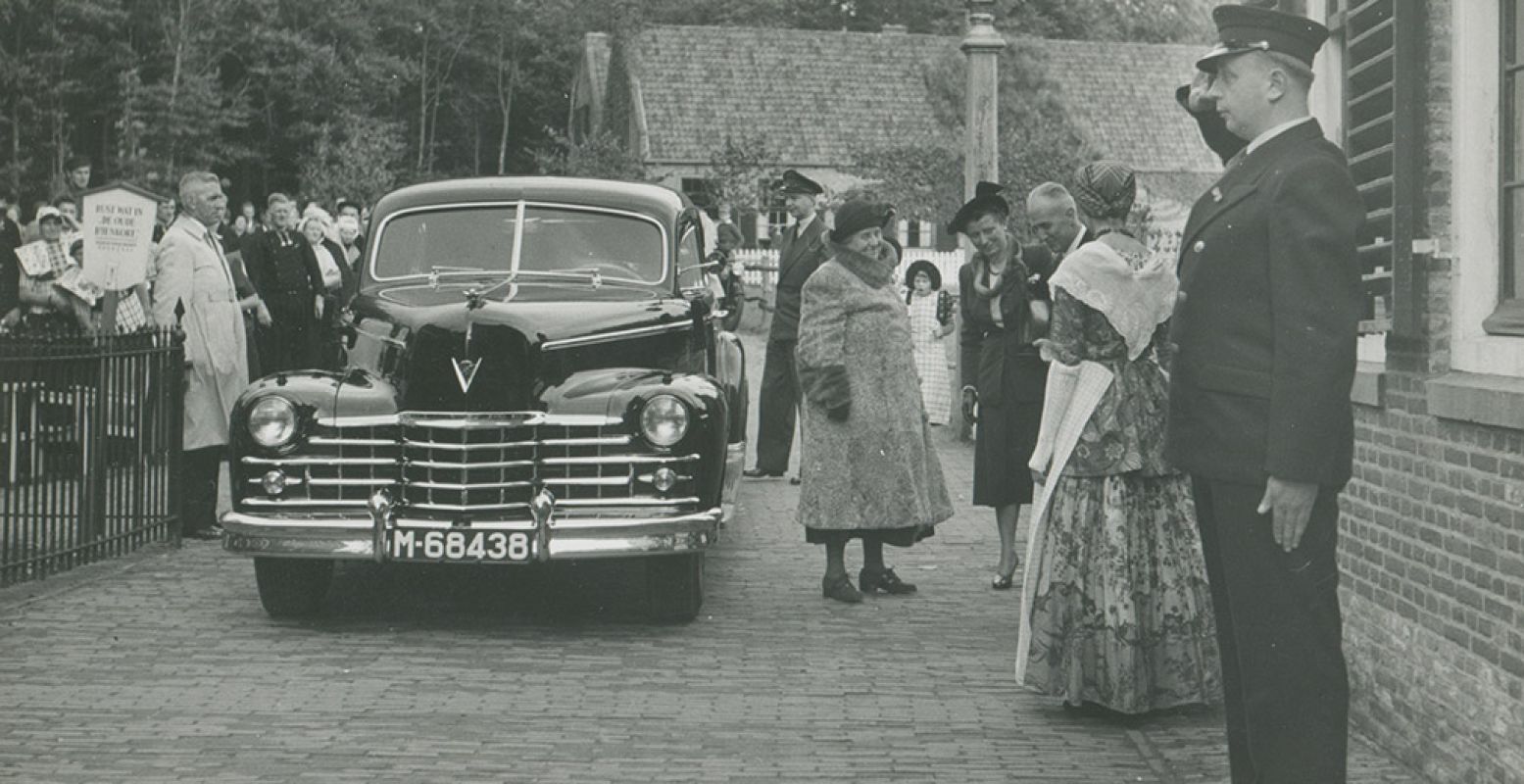 Aankomst van prinses Wilhelmina in het Nederlands Openluchtmuseum. In de Tweede Wereldoorlog is de streekdrachtencollectie vrijwel geheel verloren gegaan. Na de oorlog werd een nieuwe collectie verzameld; deze werd aangeboden aan prinses Wilhelmina. Zij heeft deze collectie in permanente bruikleen gegeven aan het museum. Foto: Nederlands Openluchtmuseum.