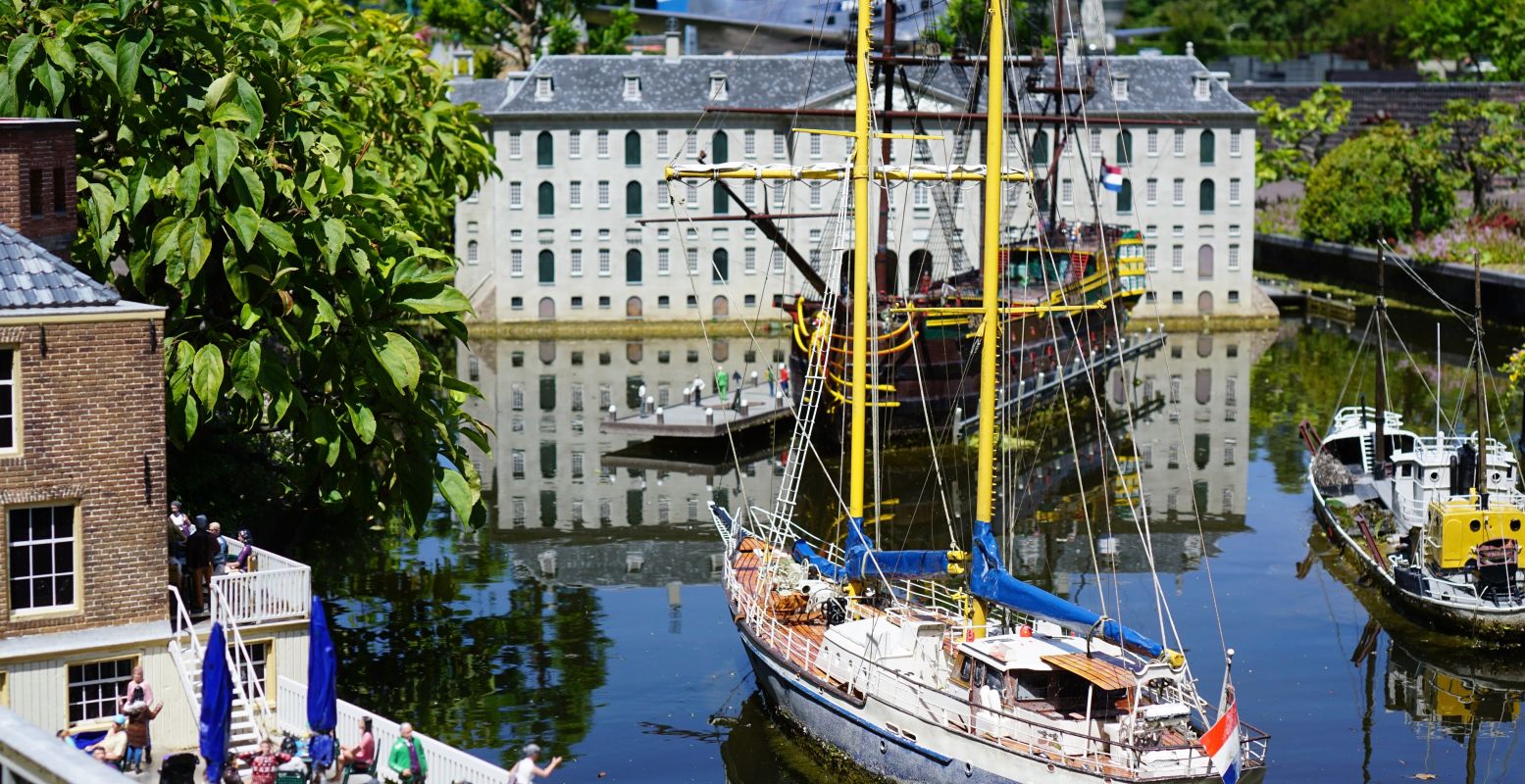 Het Scheepvaartmuseum in Amsterdam, compleet met miniatuur van hun VOC schip. Foto: DagjeWeg.NL © Tonny van Oosten