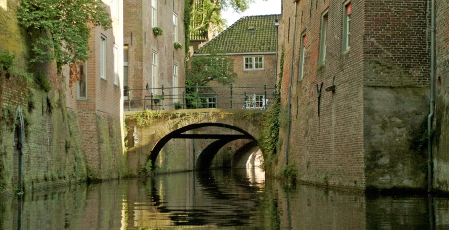 Bewonder de stad vanaf het water met een rondvaart over de Binnendieze. Foto: Varen over de Binnendieze, Kring Vrienden 's-Hertogenbosch.
