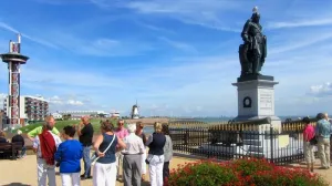 Mensen bij het standbeeld van Michiel de Ruyter in Vlissingen Foto: Foto: Ad Kemeling