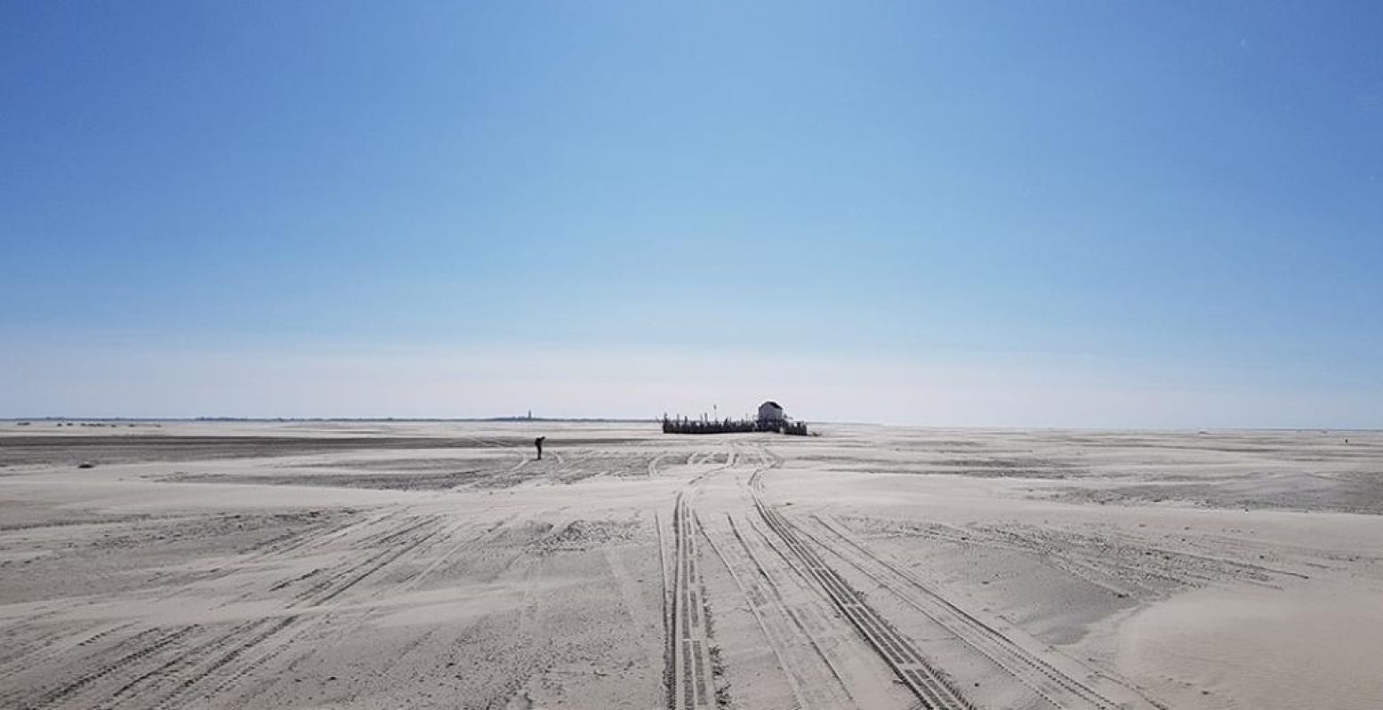 Het Drenkelingenhuisje op de grote zandvlakte de Vliehors in het westen van het eiland. Het is nu een Juttersmuseum. Foto: DagjeWeg.NL © Tonny van Oosten