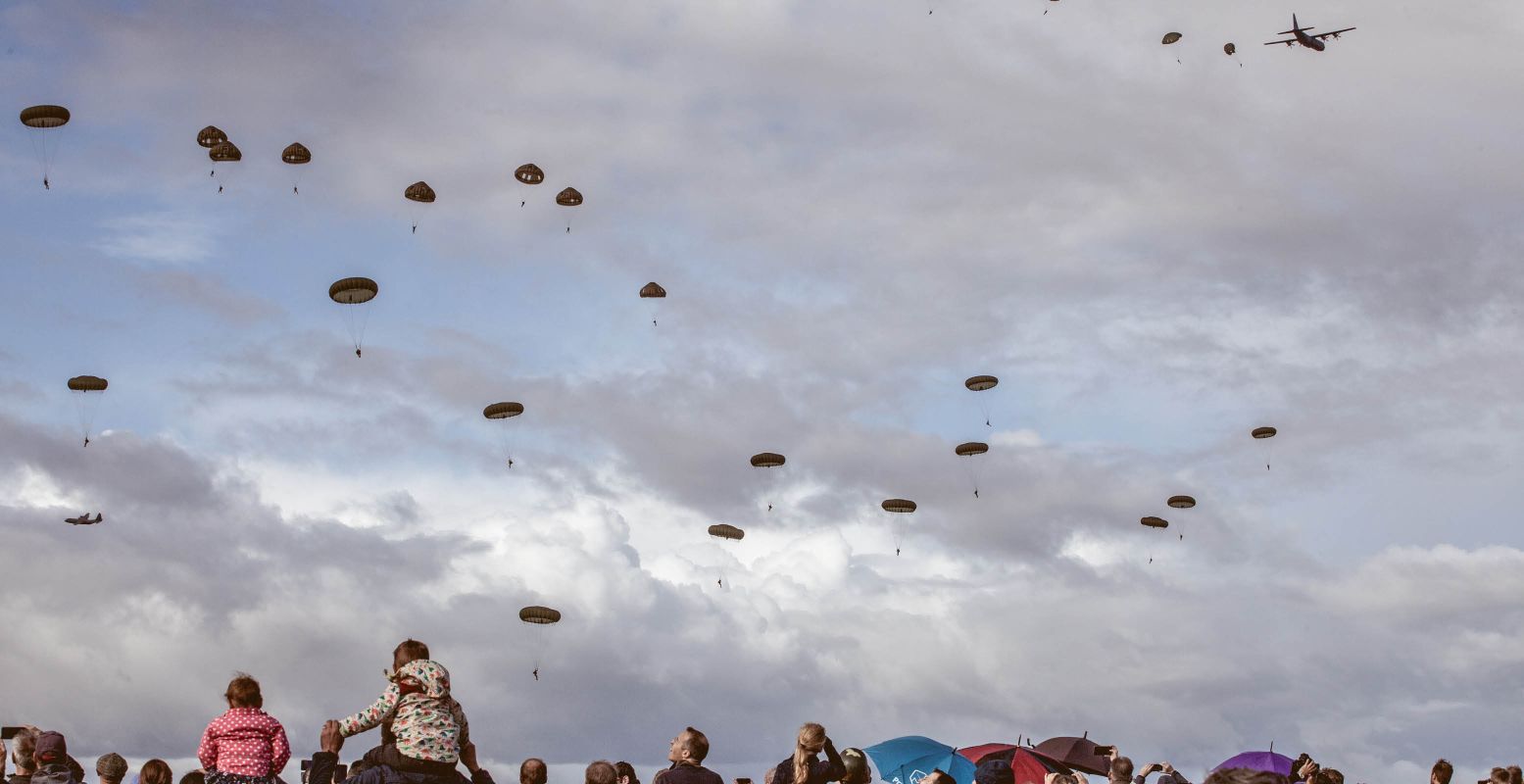 Honderden parachutisten worden gedropt tijdens de Massdrop. Foto: Maarten Weij