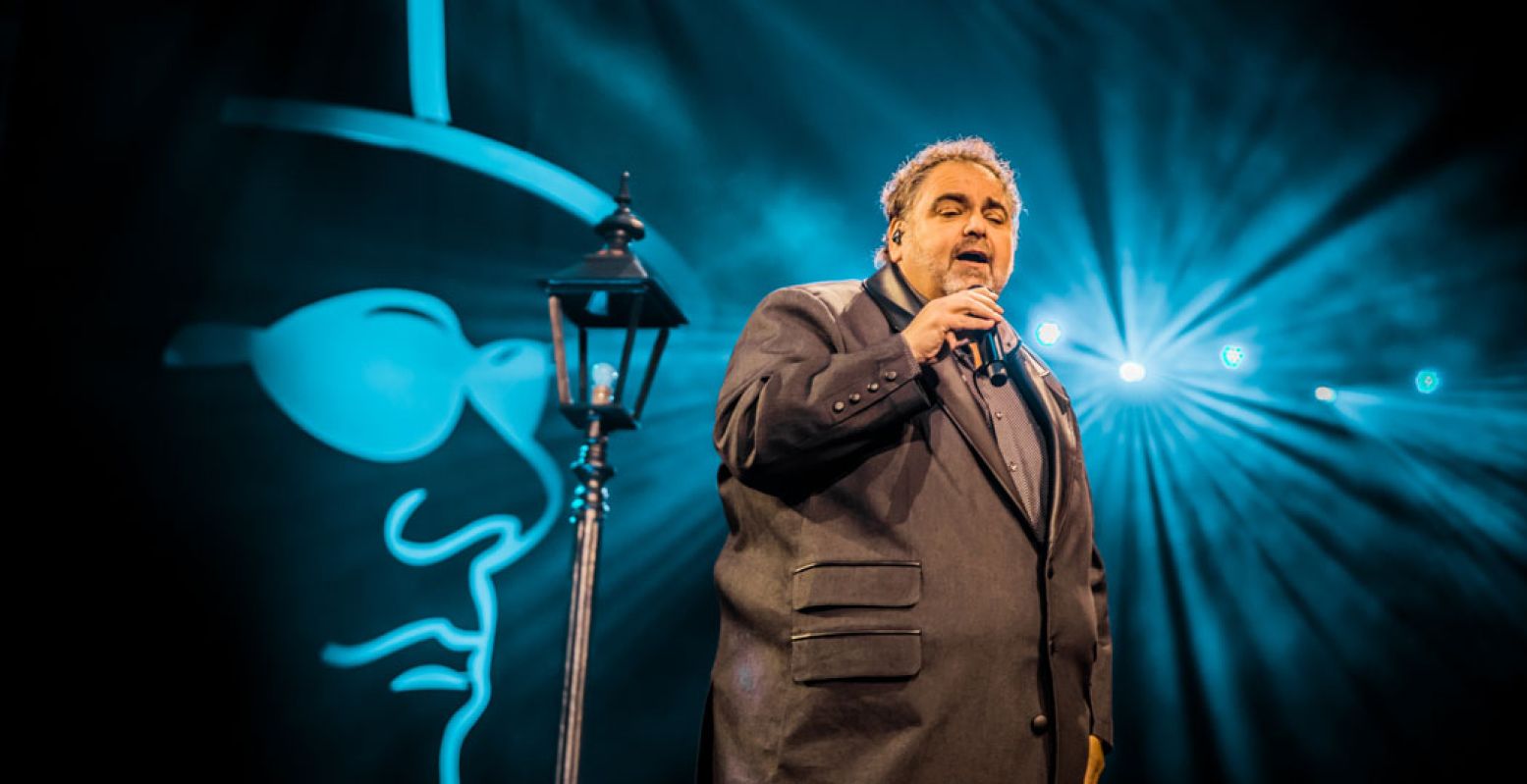 Peter Beense (tijdens Holland Zingt Hazes in 2020) is één van de artiesten die een ode brengt aan André Hazes tijdens 'Een Rondje Hazes' in het Concertgebouw. Foto: Set Vexy