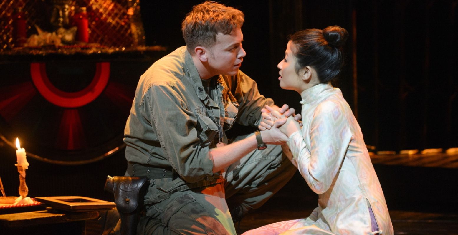 Een scènefoto uit de musical Miss Saigon, uit 2011. Foto: Stage Entertainment Nederland © Roy Beusker.