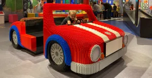 Bouwen en spelen met LEGO® in Scheveningen Een auto van LEGO®, hoe cool is dat!? Rechts één van de racecircuits waar je kunt testen hoe snel je zelfgemaakte autootje gaat. Foto: DagjeWeg.NL