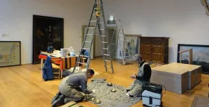 Veere maakt nieuwe start met historisch museum De puntjes op de i: de kroonluchter moet na de renovatie weer in elkaar worden gezet! Foto: Museum Schotse Huizen