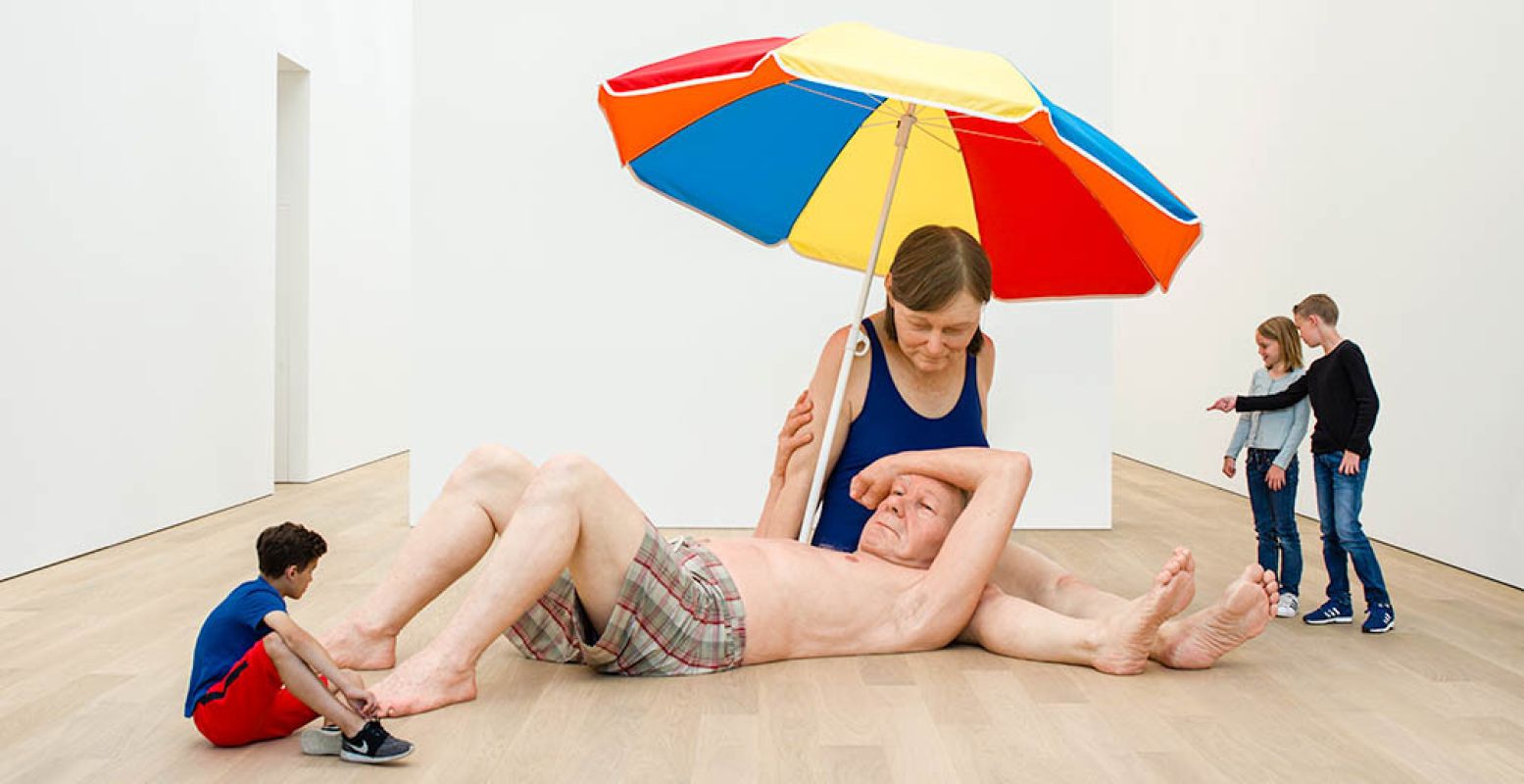 Ron Mueck (1958), Couple under an Umbrella (2013). Museum Voorlinden, Wassenaar. Fotograaf: Antoine van Kaam.