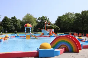 Het Borgelerbad Een gaaf speelschip voor de kids! Foto: Borgelerbad
