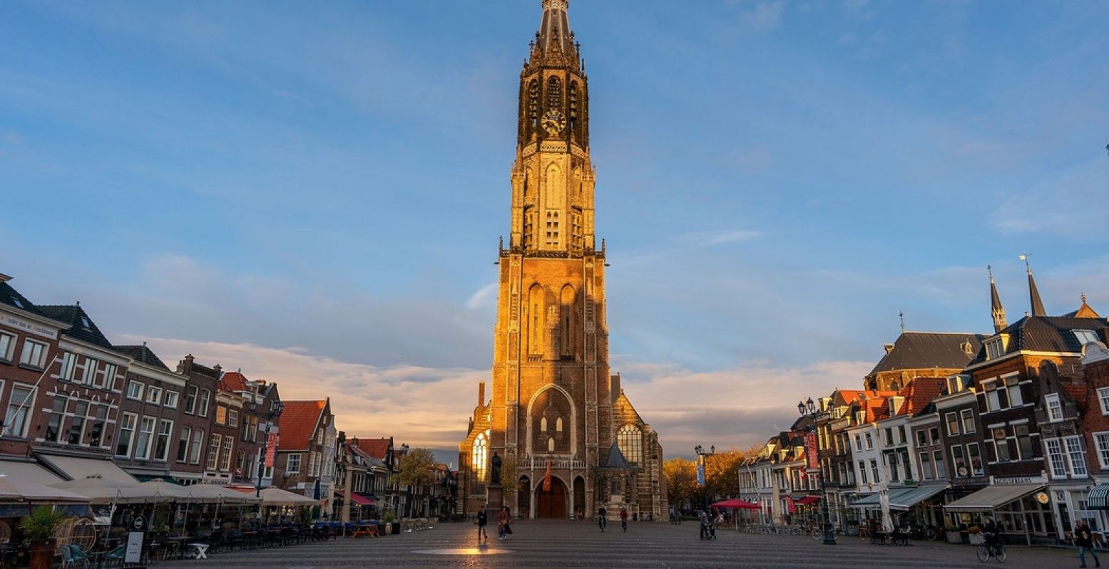 De Nieuwe Kerk met zijn hoge toren op de Markt. Foto: Delft.com © Michael Kooren