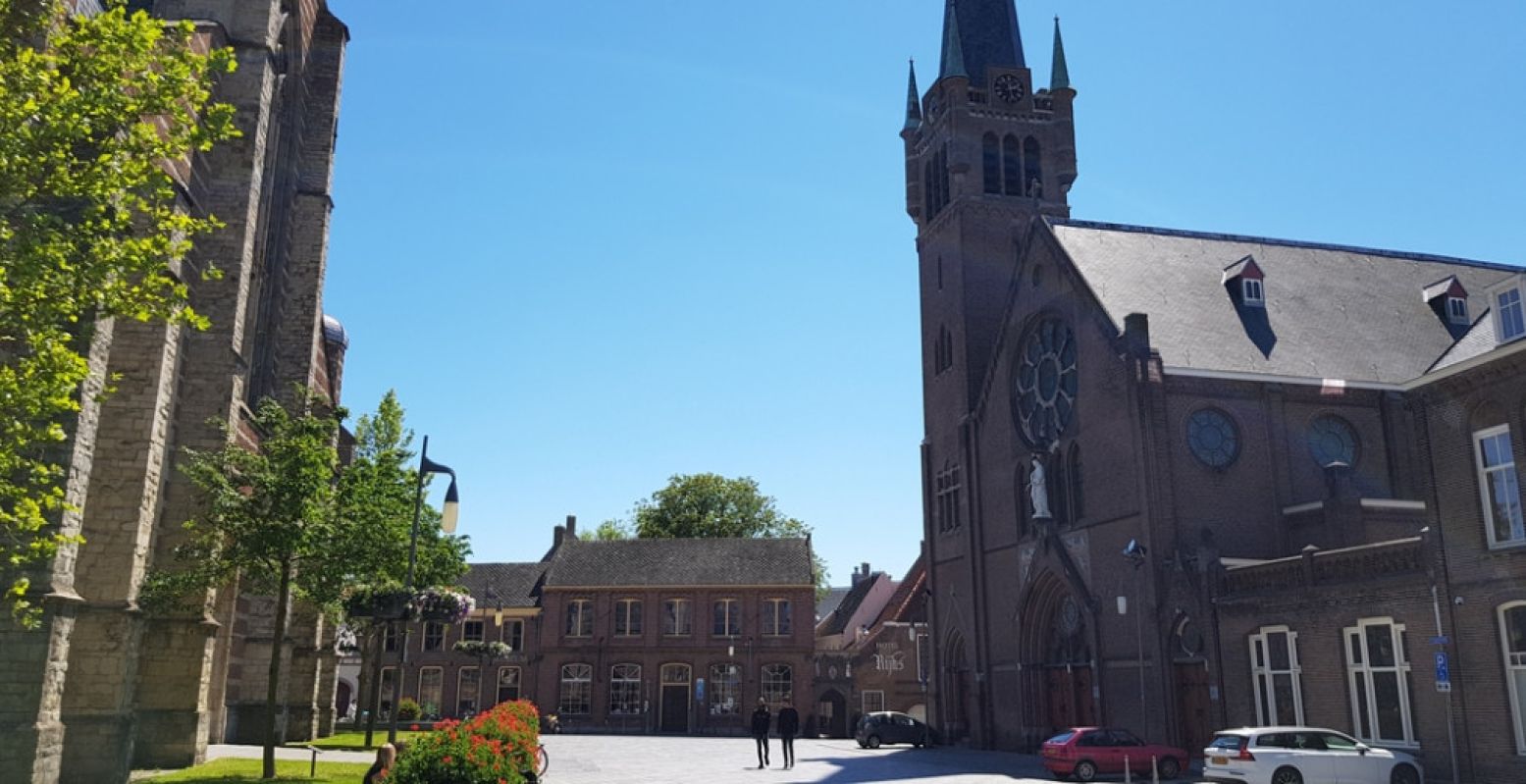 Twee kerken tegenover elkaar: links de Grote Kerk, rechts de Heilige Maria Magdalenakerk. Foto: DagjeWeg.NL @ Tonny van Oosten