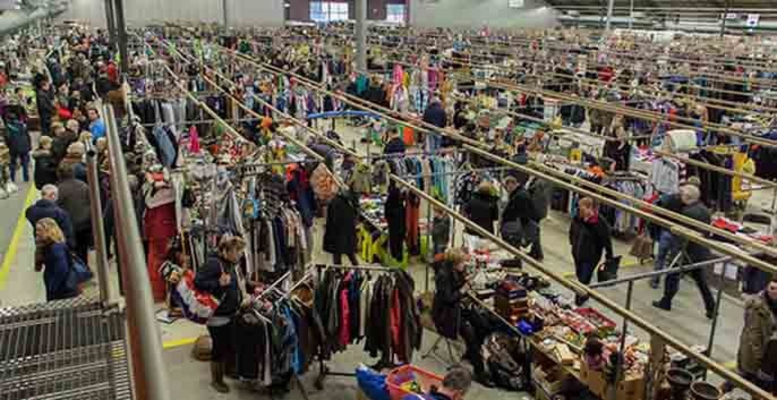 Een enorme rommelmarkt op een bijzondere locatie... Foto: Vliegveldmarkt Twente