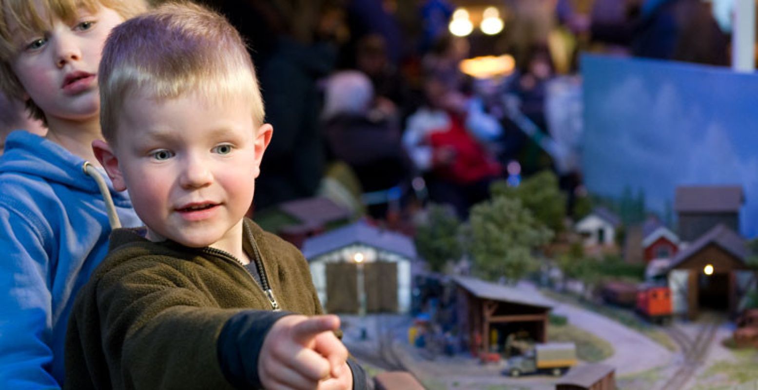 "Zie je die trein daar?" Kinderen kijken hun ogen uit! Foto: Het Spoorwegmuseum.